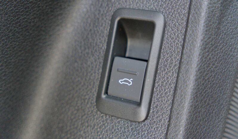
								Audi Q3 full									