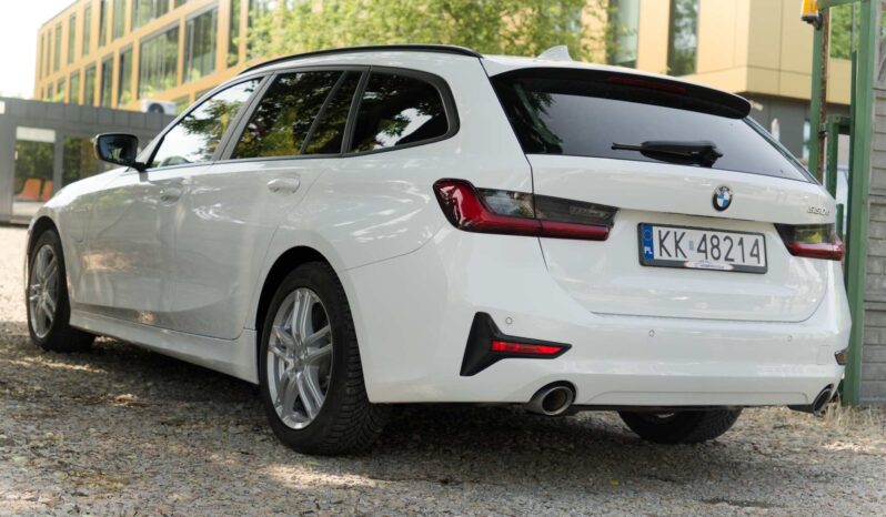 
								BMW 330e full									