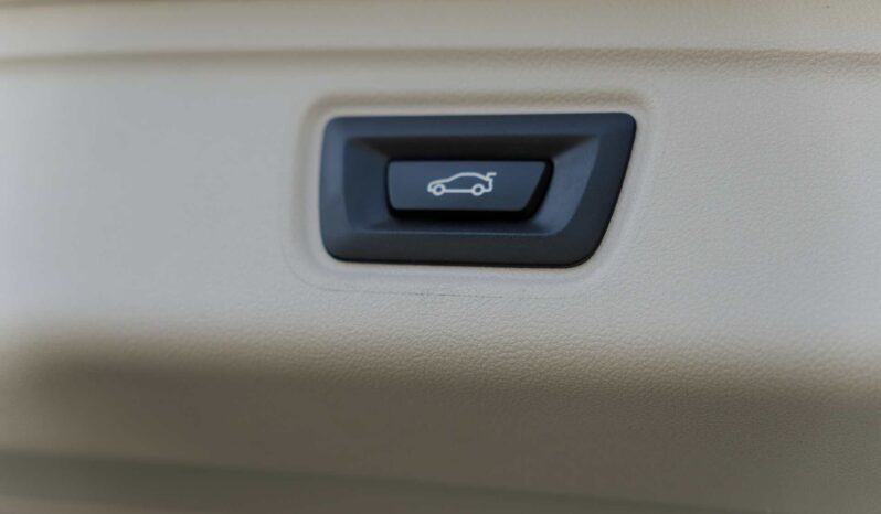 
								BMW 330e full									