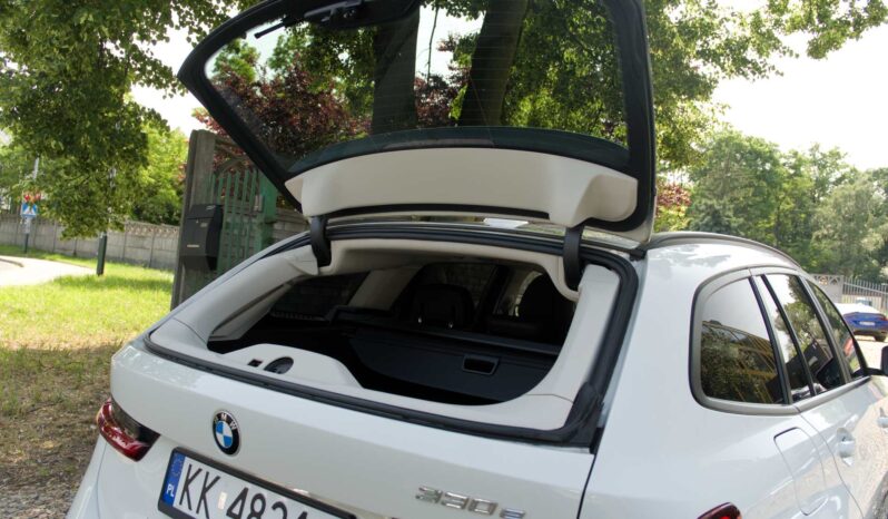
								BMW 330e full									
