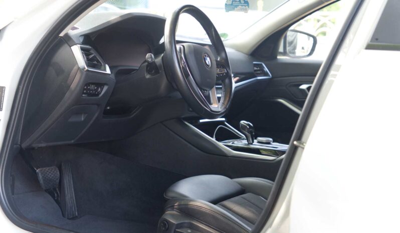 
								BMW 330e full									