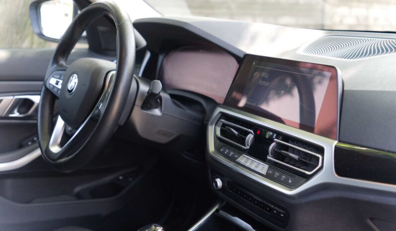
								BMW 330e full									