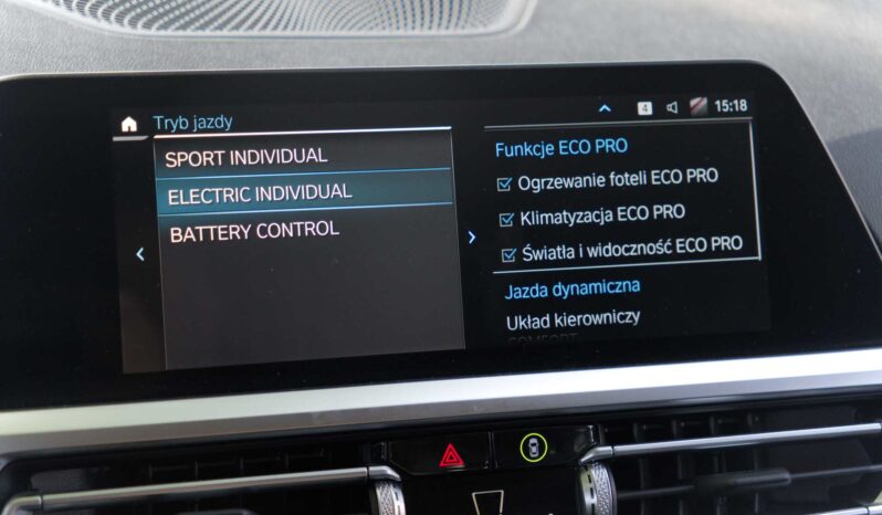 
								BMW 330e full									