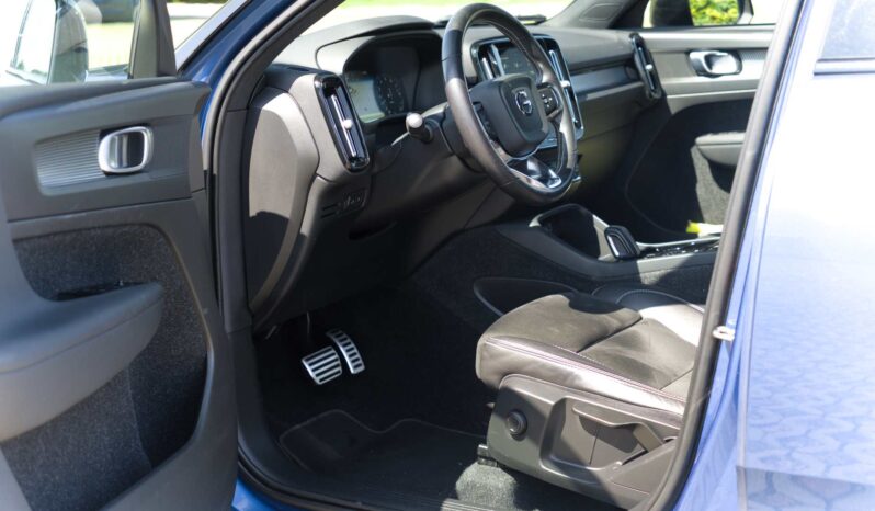 
								Volvo XC-40 full									