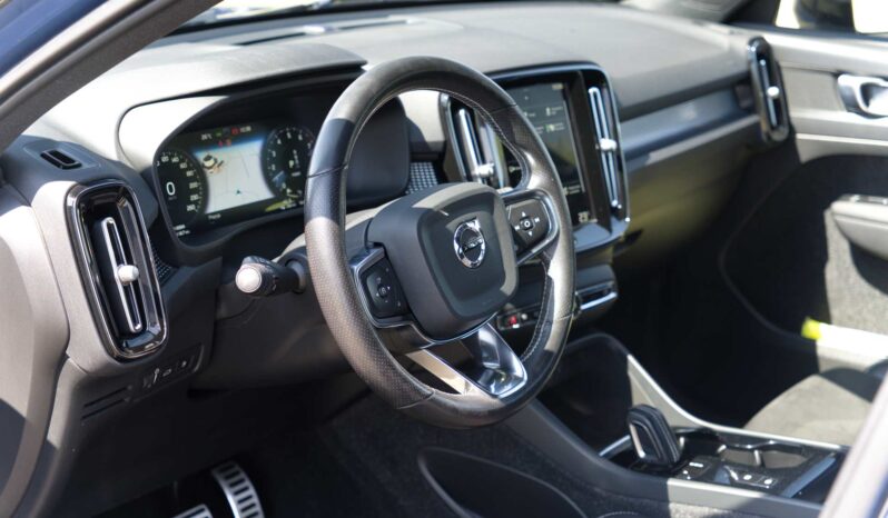 
								Volvo XC-40 full									