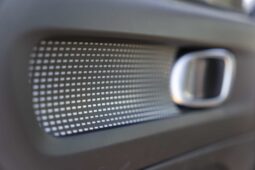 
										Volvo XC-40 full									