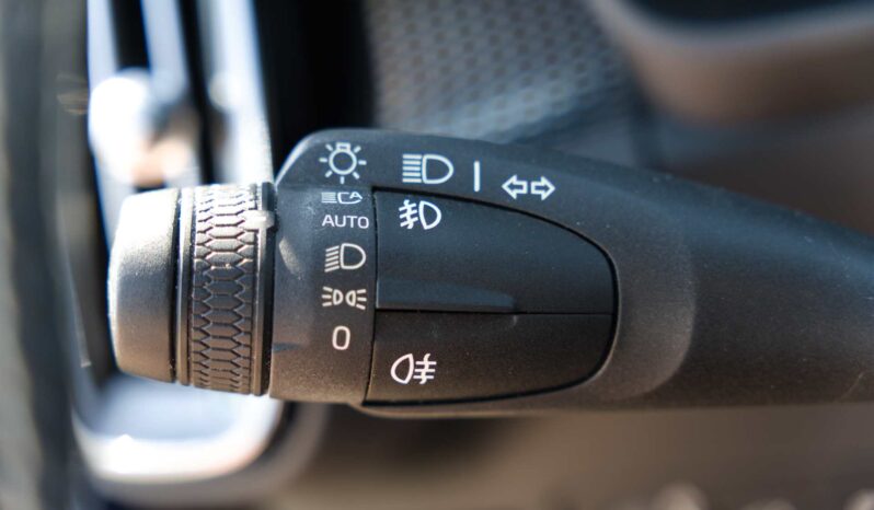 
								Volvo XC-40 full									