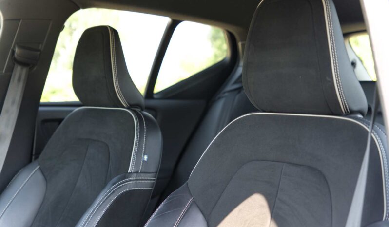
								Volvo XC-40 full									