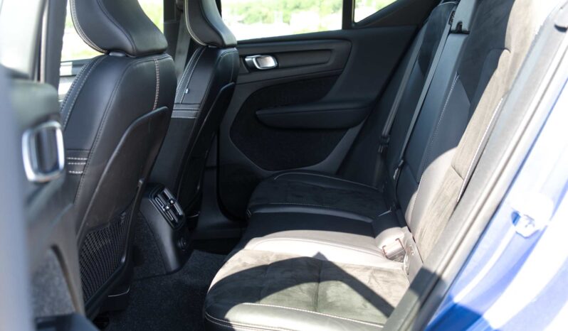 
								Volvo XC-40 full									