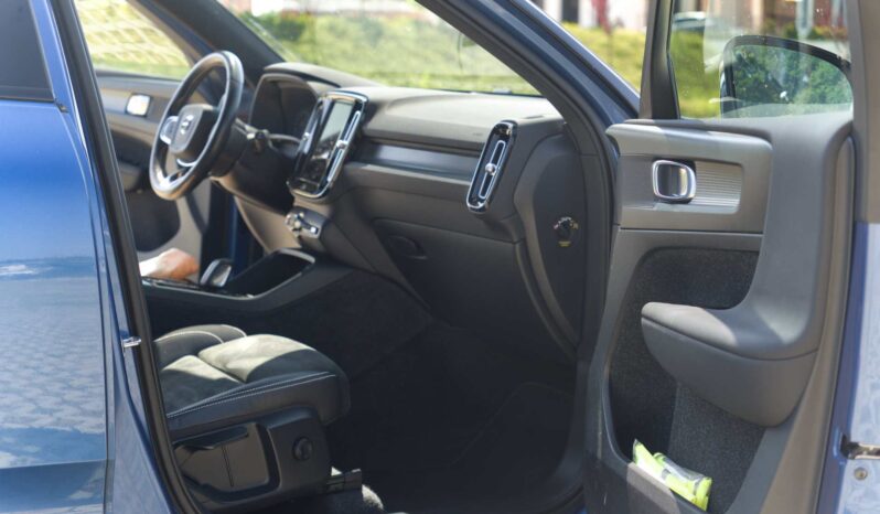 
								Volvo XC-40 full									