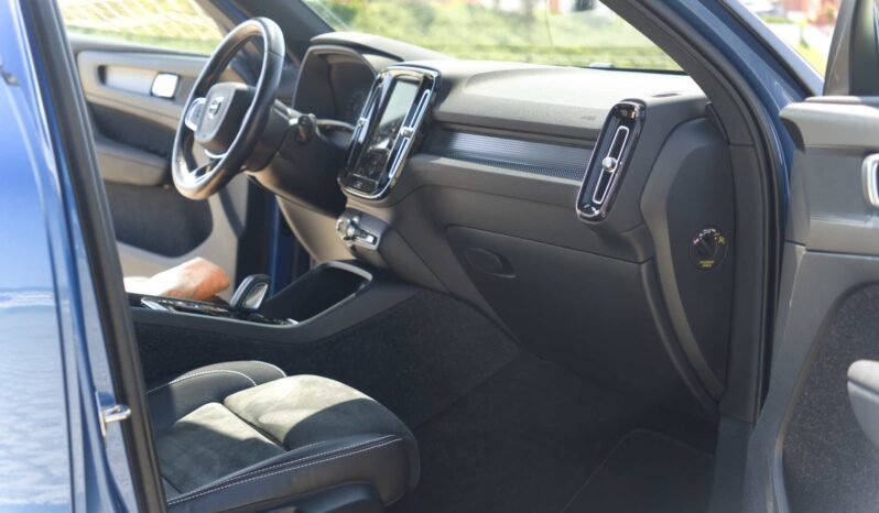 
								Volvo XC-40 full									