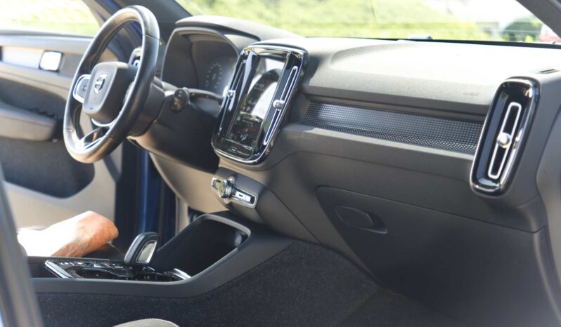 
								Volvo XC-40 full									