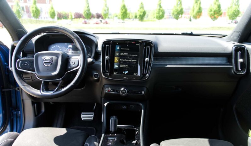 
								Volvo XC-40 full									