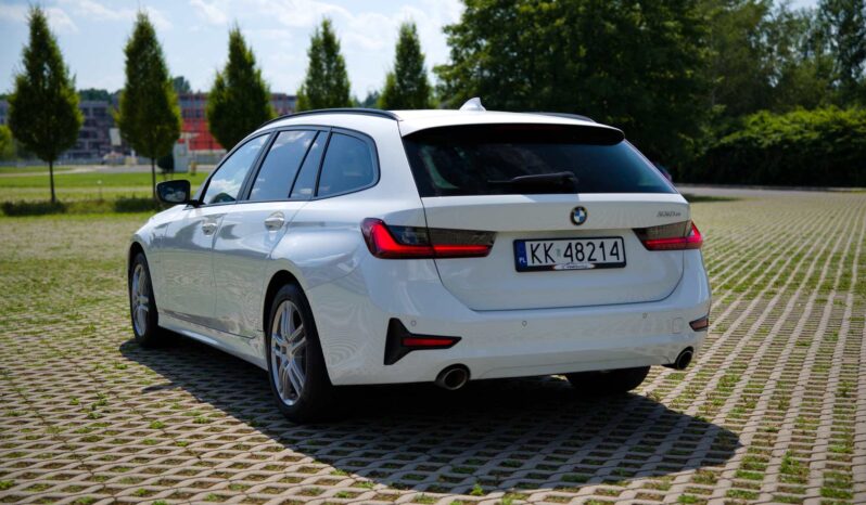 
								BMW 330e full									