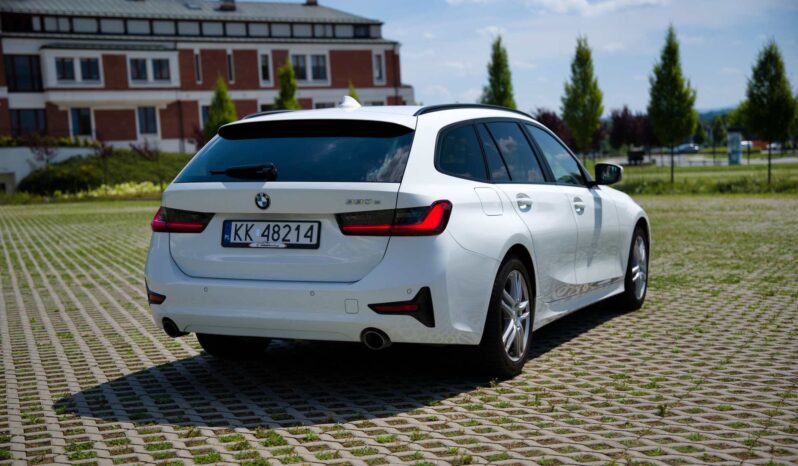 
								BMW 330e full									