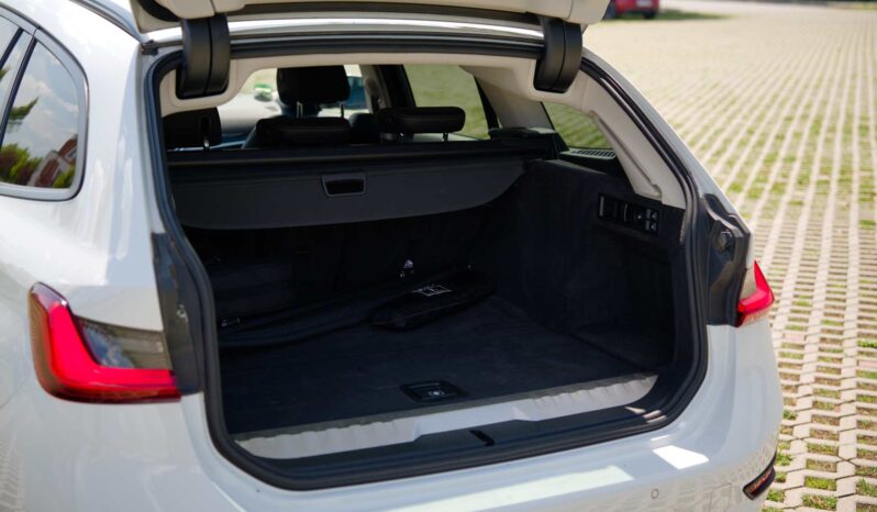 
								BMW 330e full									