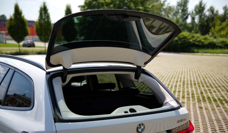 
								BMW 330e full									