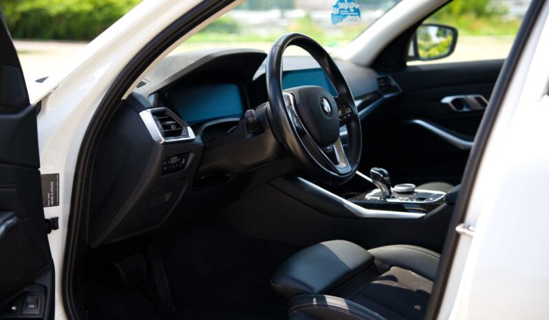 
								BMW 330e full									