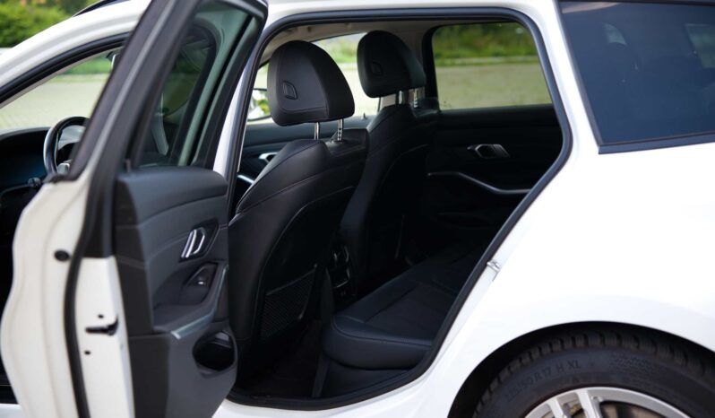 
								BMW 330e full									
