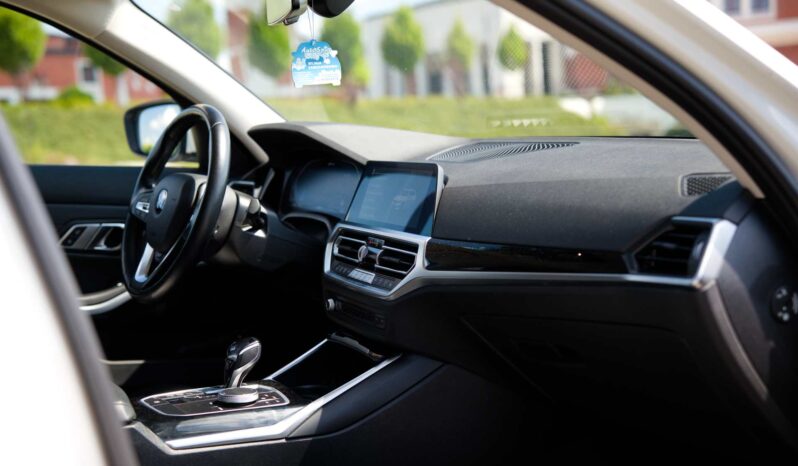 
								BMW 330e full									