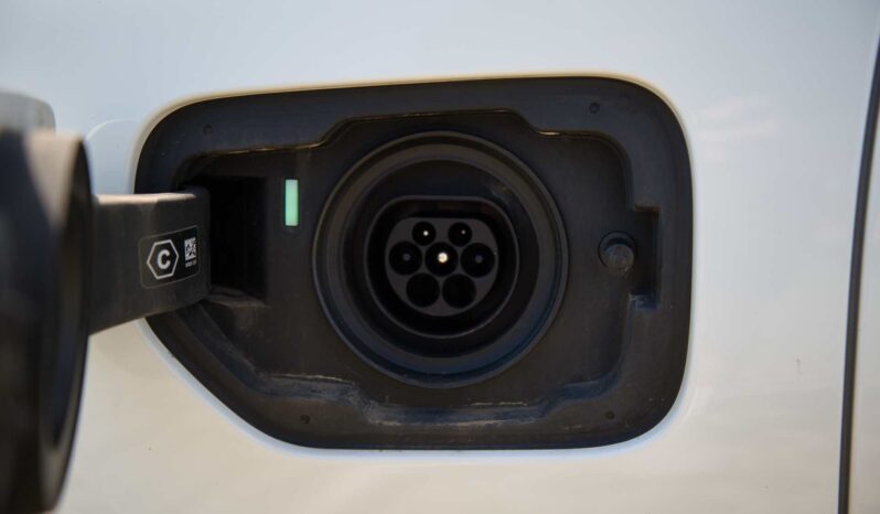 
								BMW 330e full									