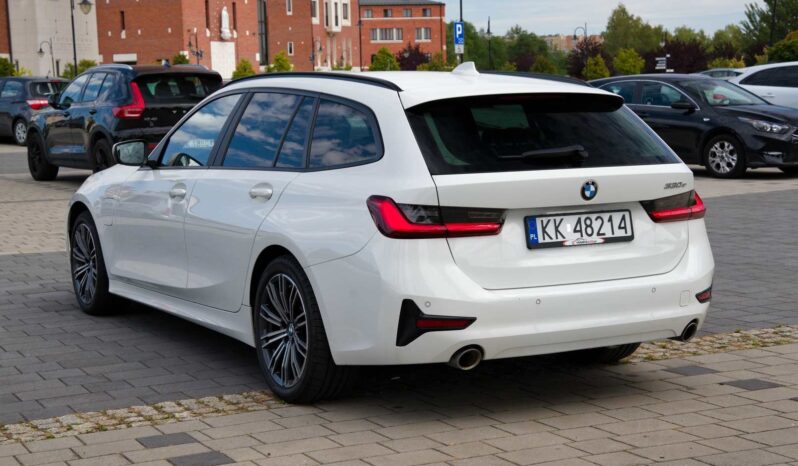 
								BMW 330e full									