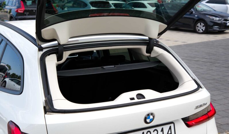 
								BMW 330e full									