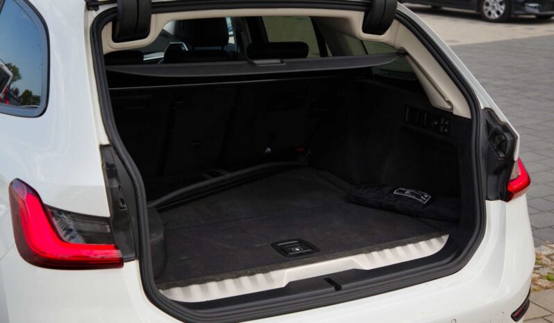 
								BMW 330e full									