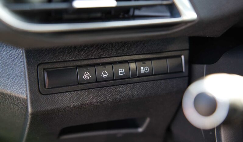
								Peugeot 3008 full									