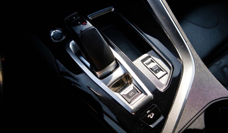 
								Peugeot 3008 full									