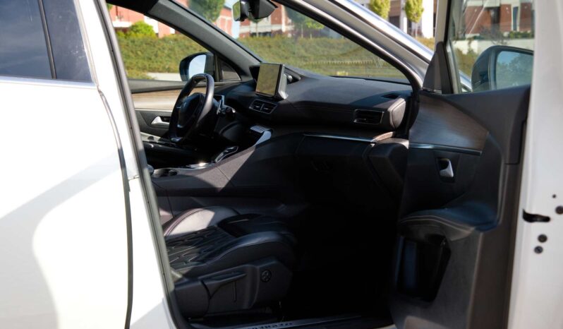 
								Peugeot 3008 full									
