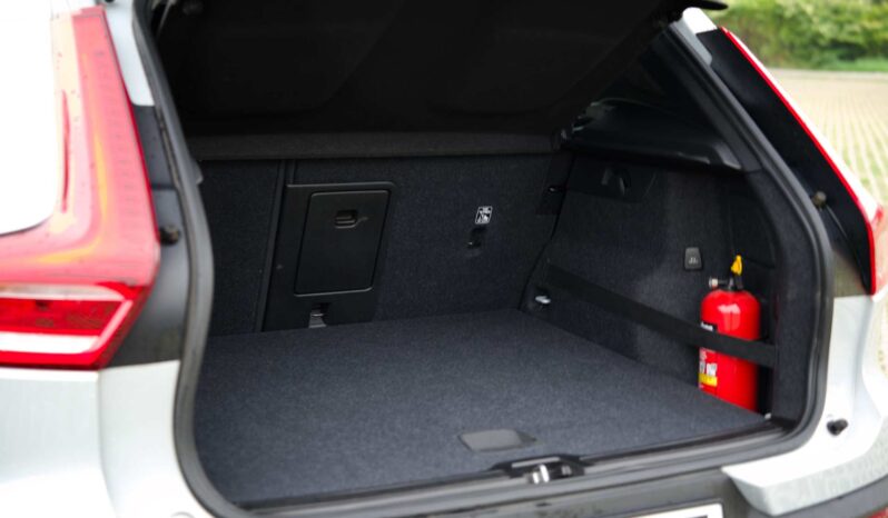 
								Volvo XC40 full									