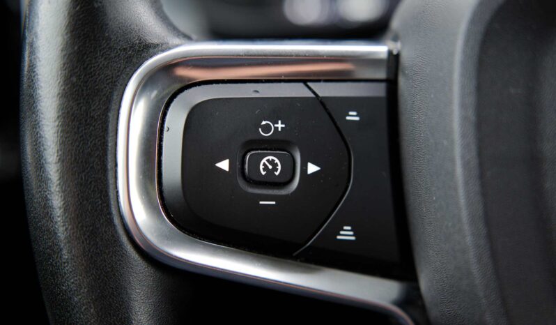 
								Volvo XC40 full									