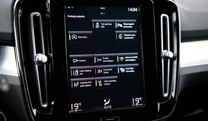 
								Volvo XC40 full									