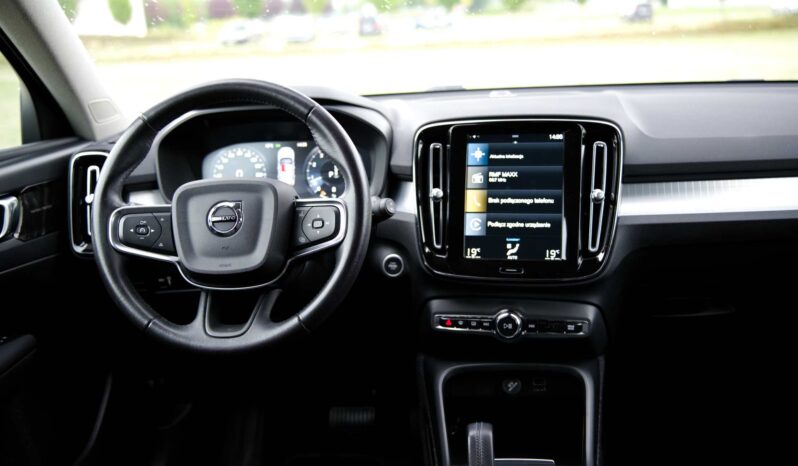 
								Volvo XC40 full									