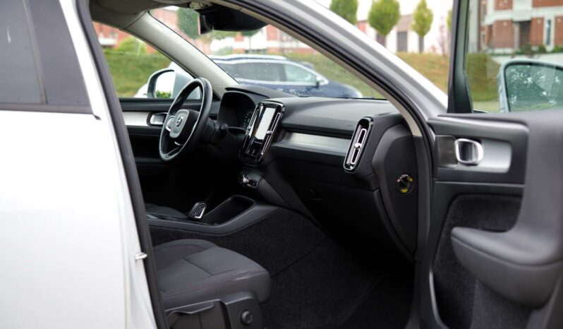 
								Volvo XC40 full									